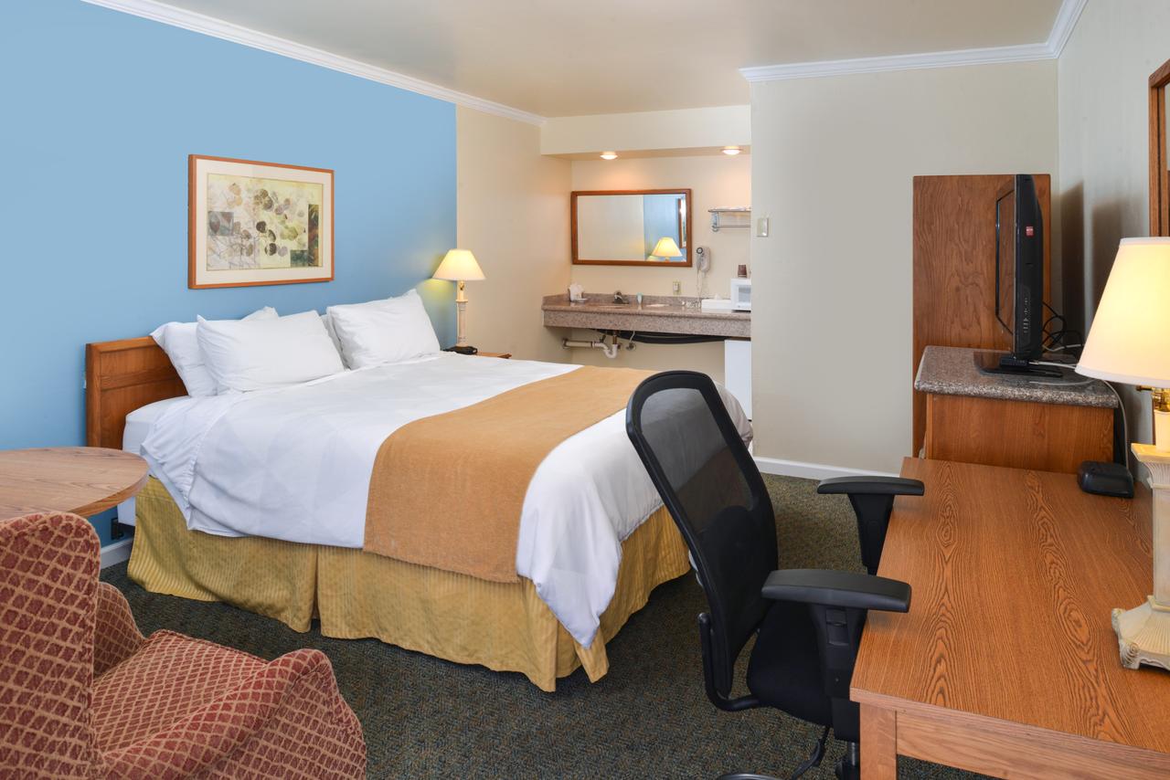 Edgewater Inn And Suites - thumb 20