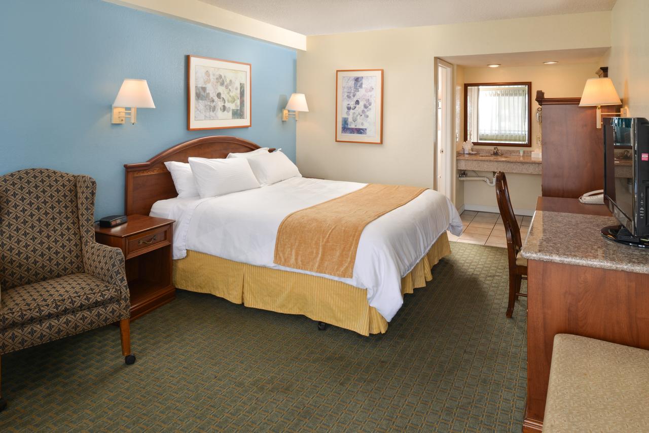 Edgewater Inn And Suites - thumb 24