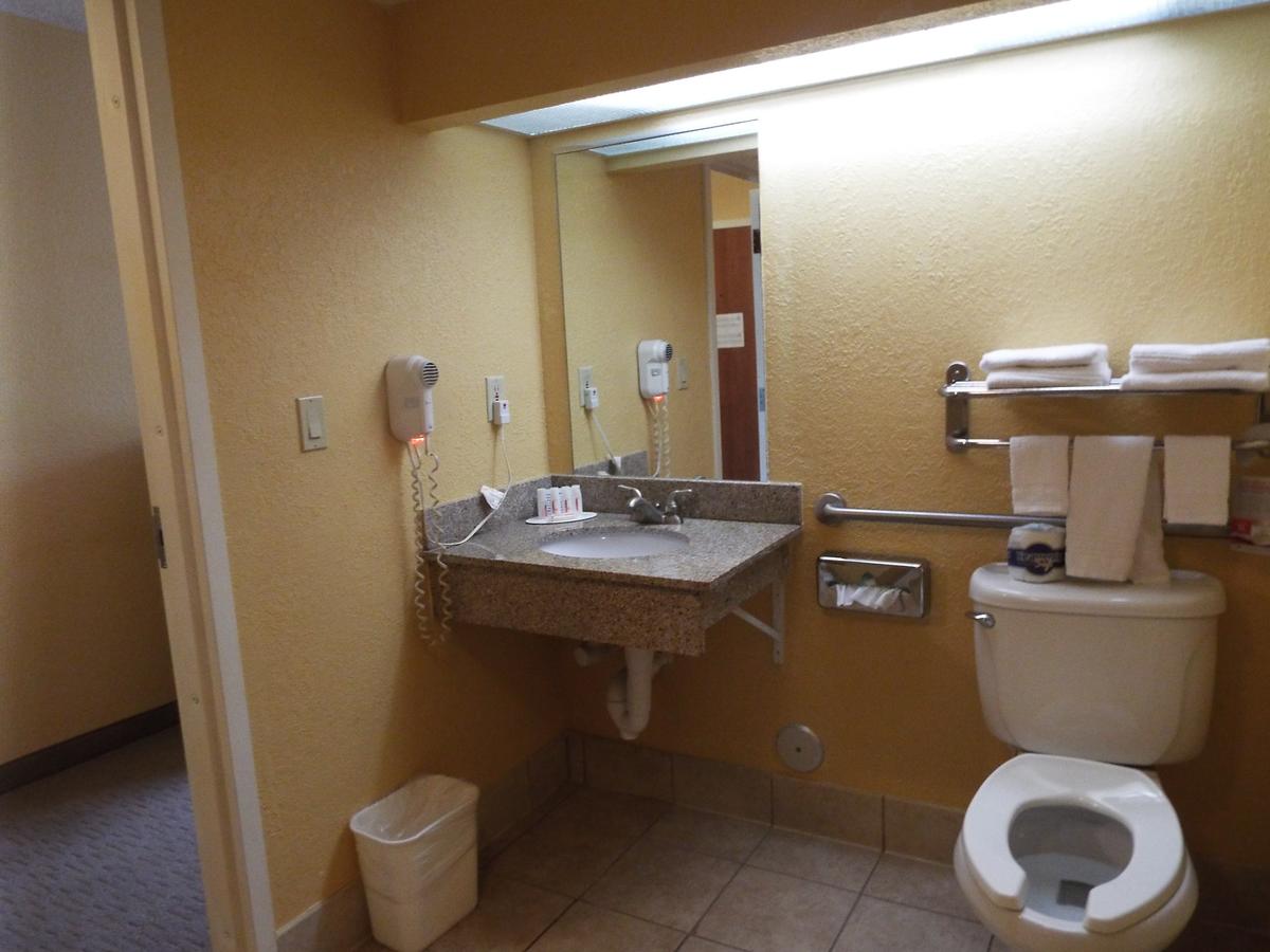 Ramada By Wyndham West Palm Beach Airport - thumb 24