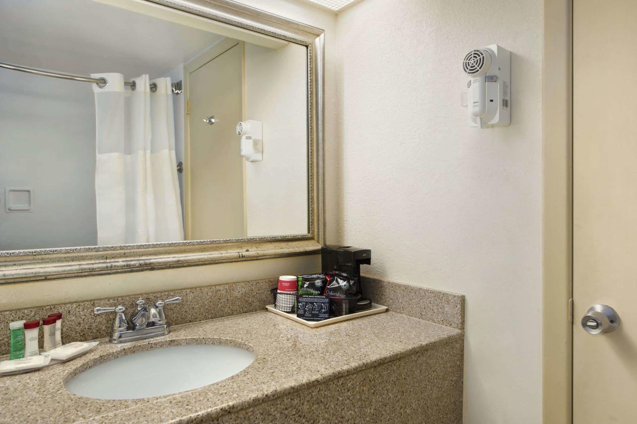 Ramada By Wyndham West Palm Beach Airport - thumb 36