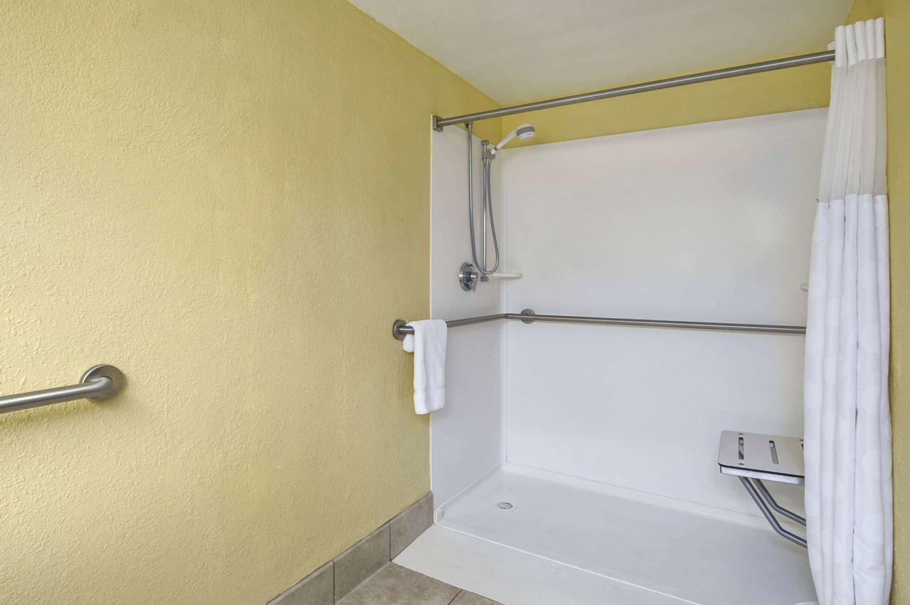 Ramada By Wyndham West Palm Beach Airport - thumb 30