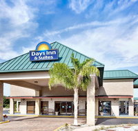 Days Inn  Suites by Wyndham Davenport - Accommodation Rooms