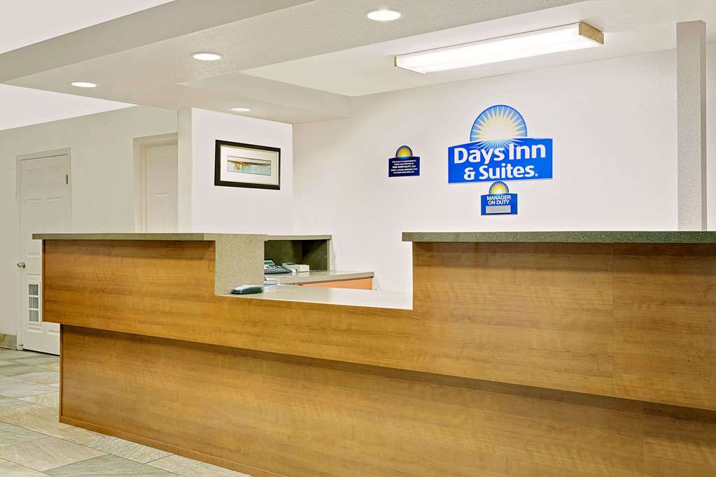 Days Inn & Suites Needles - thumb 1