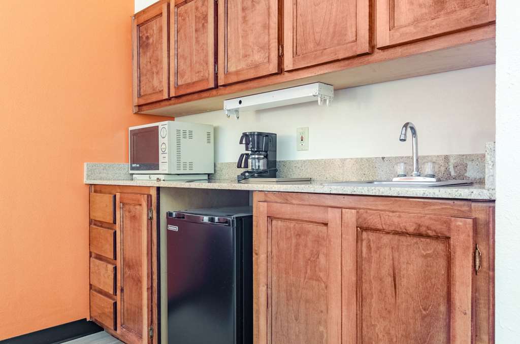 Econo Lodge Inn & Suites - thumb 16