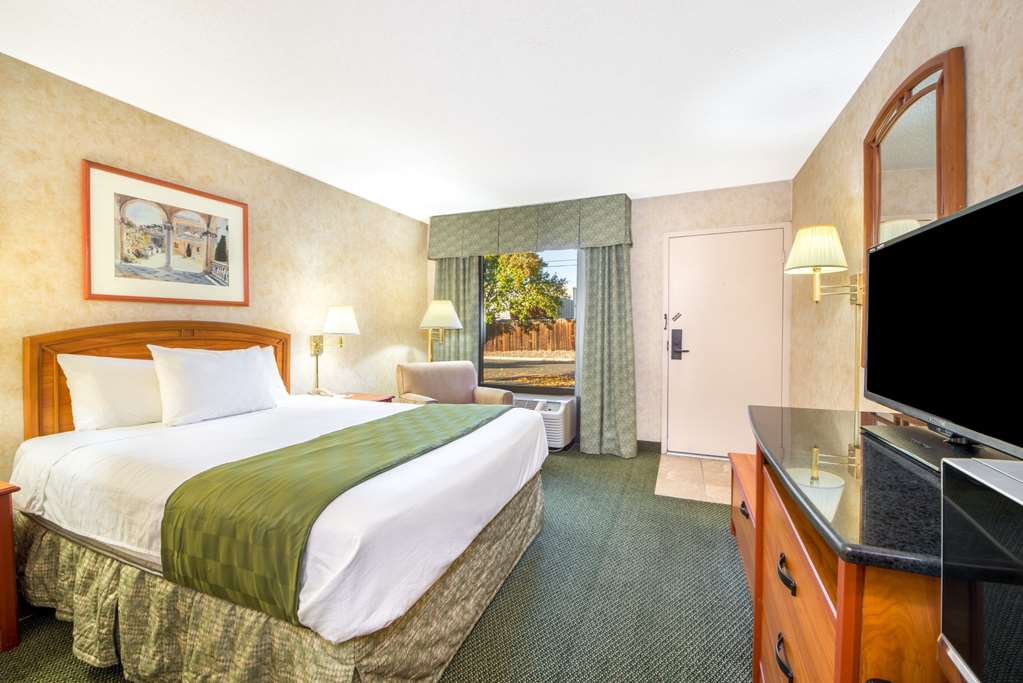 Days Inn & Suites Albuquerque North - thumb 3