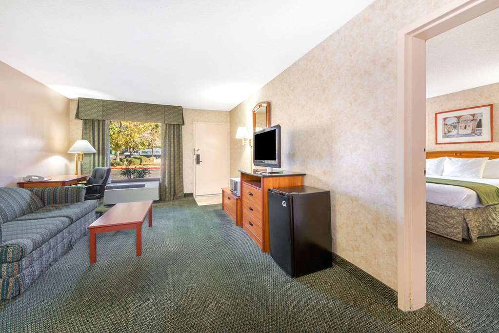 Days Inn & Suites Albuquerque North - thumb 6