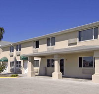 Super 8 by Wyndham Aransas Pass - Accommodation Rooms