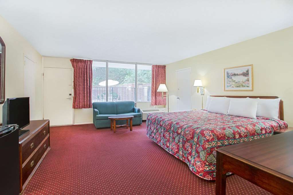 Days Inn Bristol Parkway - thumb 4