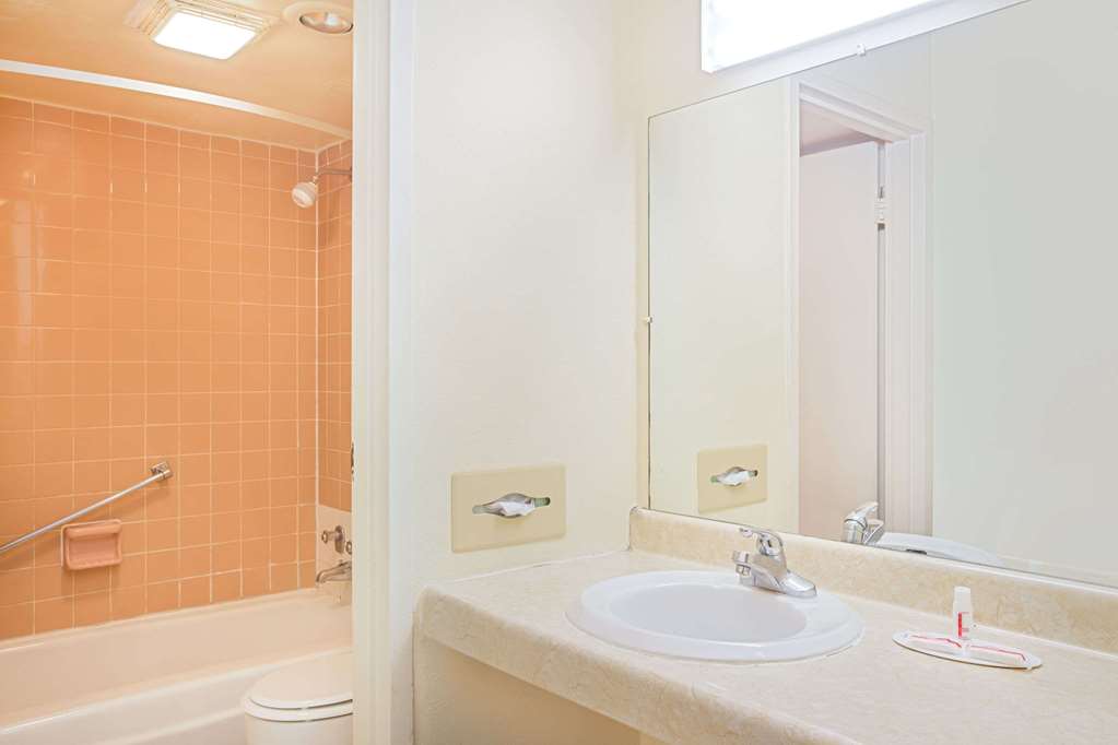 Days Inn Bristol Parkway - thumb 8