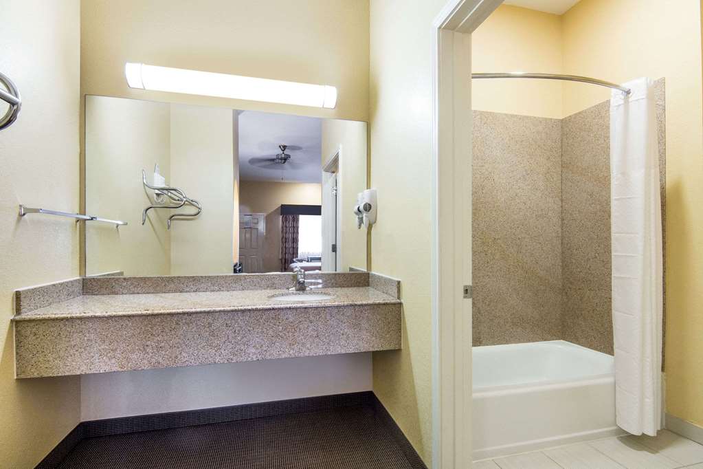 Days Inn Baytown East - thumb 8