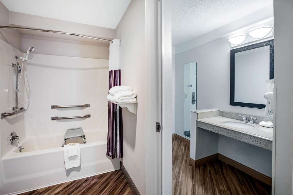 La Quinta Inn Houston Baytown East - thumb 6