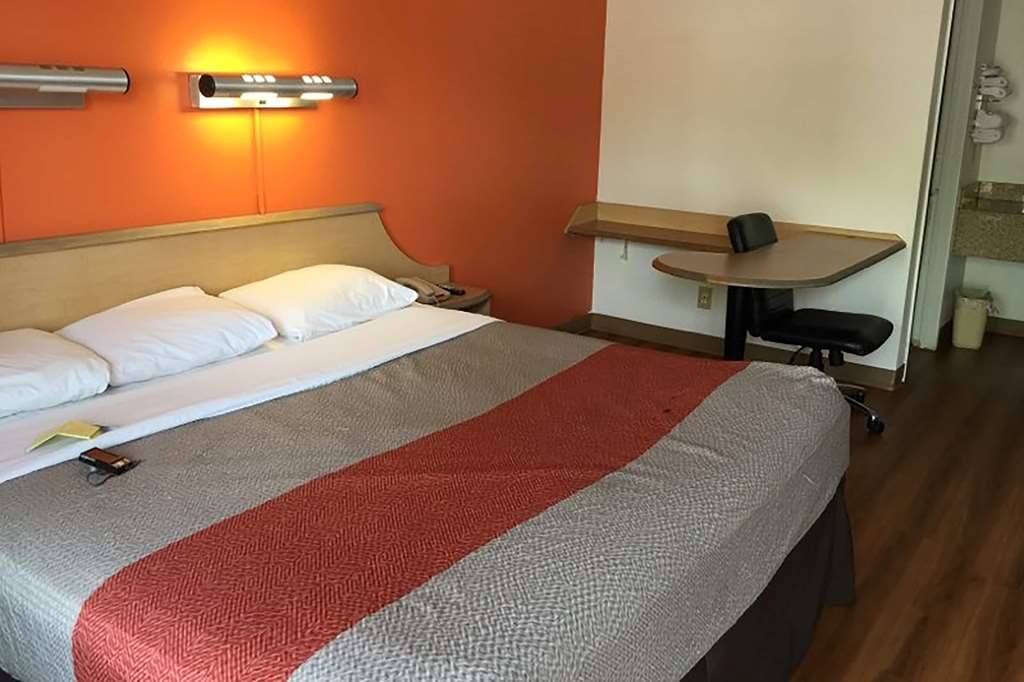 Travelodge By Wyndham Lackland AFB North