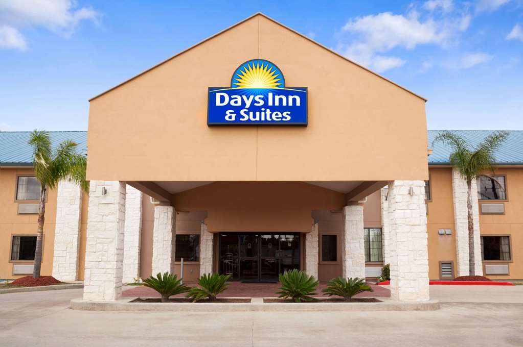 Days Inn & Suites Conroe North - thumb 0