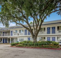 Motel 6 Conroe - Accommodation Rooms