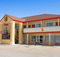 Super 8 Woodward - Accommodation Rooms