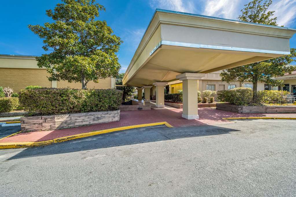 Quality Inn & Suites - thumb 1