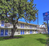 Motel 6 Chino - Accommodation Rooms