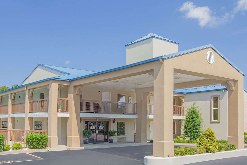 Days Inn & Suites Pine Bluff - thumb 0