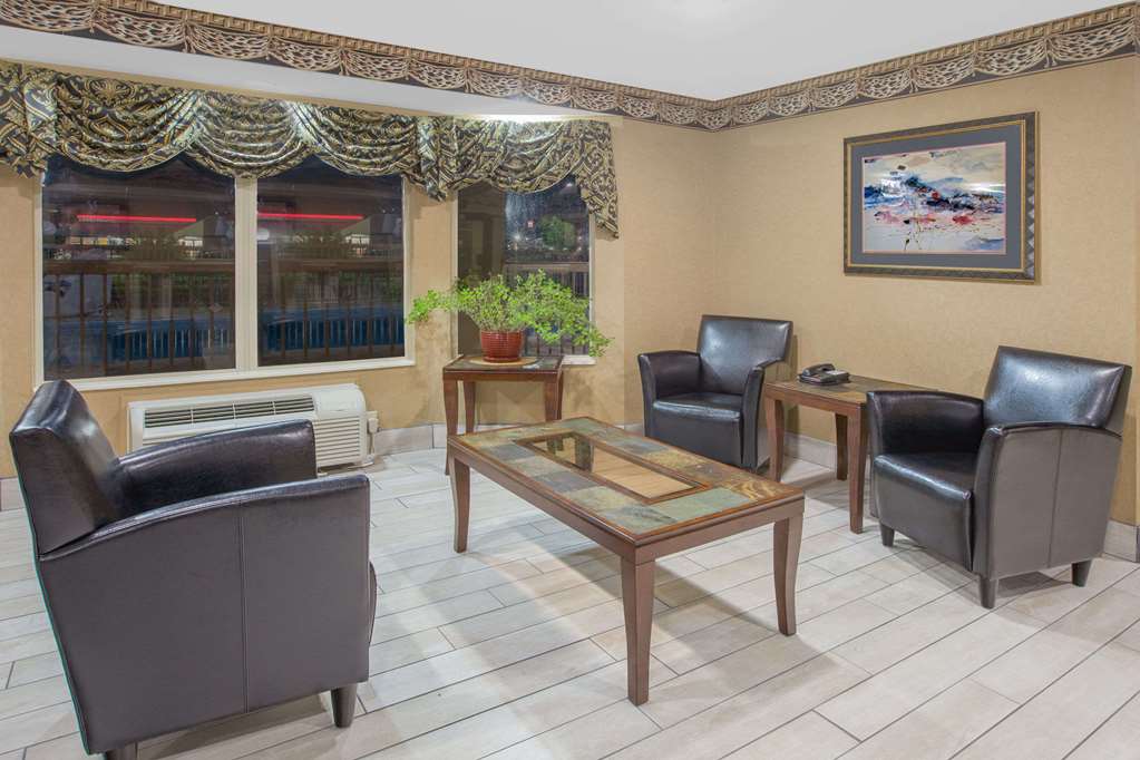 Days Inn & Suites Pine Bluff - thumb 1