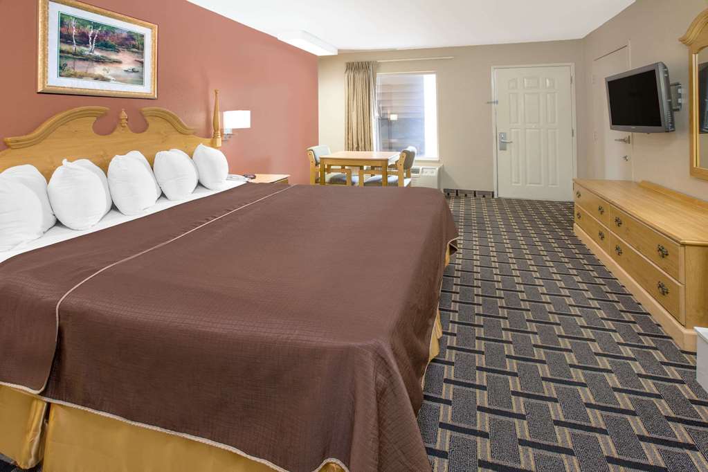 Days Inn & Suites Pine Bluff - thumb 3