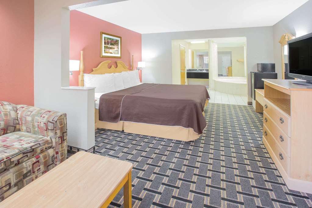 Days Inn & Suites Pine Bluff - thumb 4