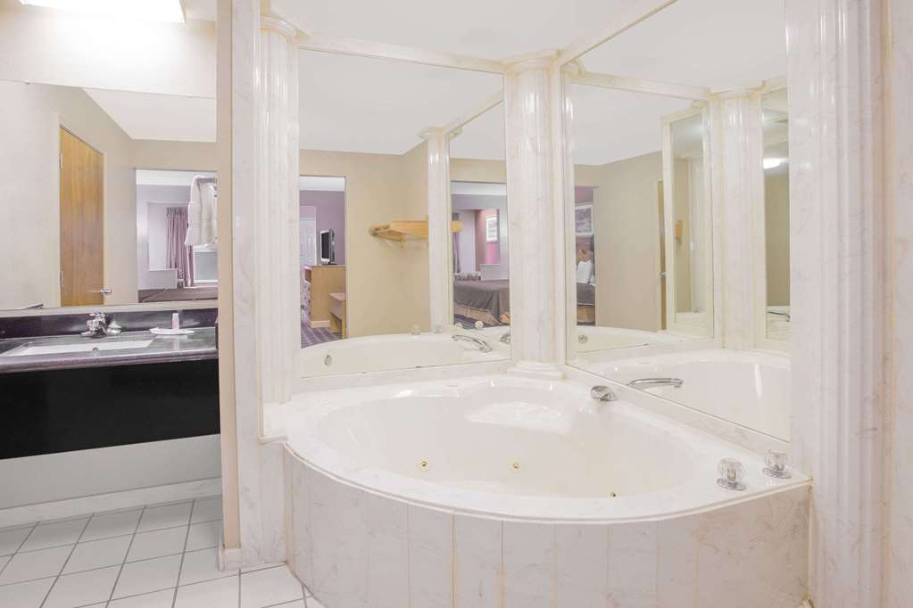 Days Inn & Suites Pine Bluff - thumb 8