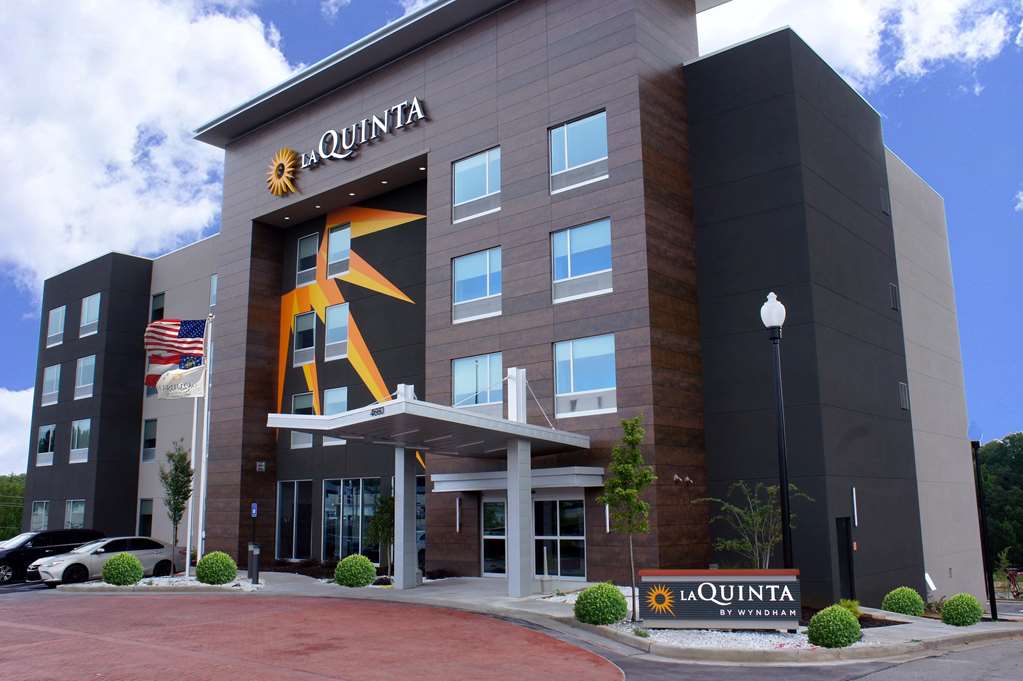 La Quinta Inn & Suites By Wyndham - thumb 0