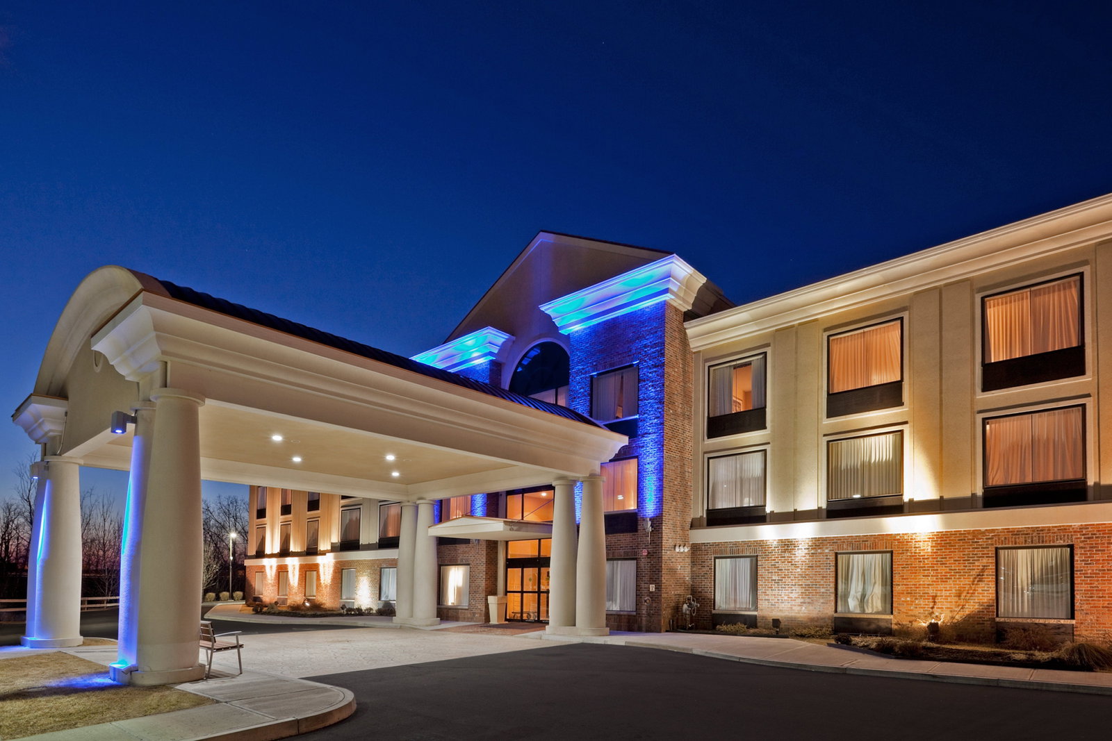 Holiday Inn Express Hotel & Suites - thumb 0