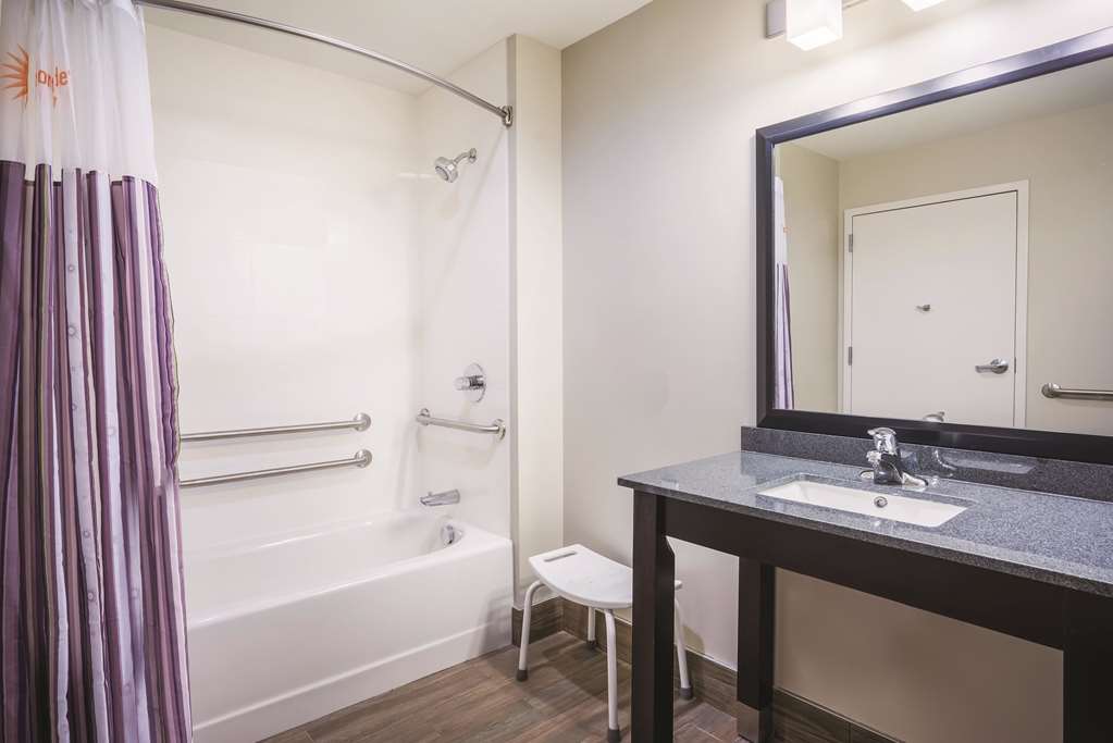 La Quinta Inn & Suites Clifton Park - thumb 8
