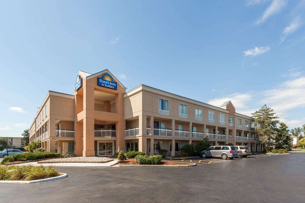 Days Inn & Suites Warren - thumb 0