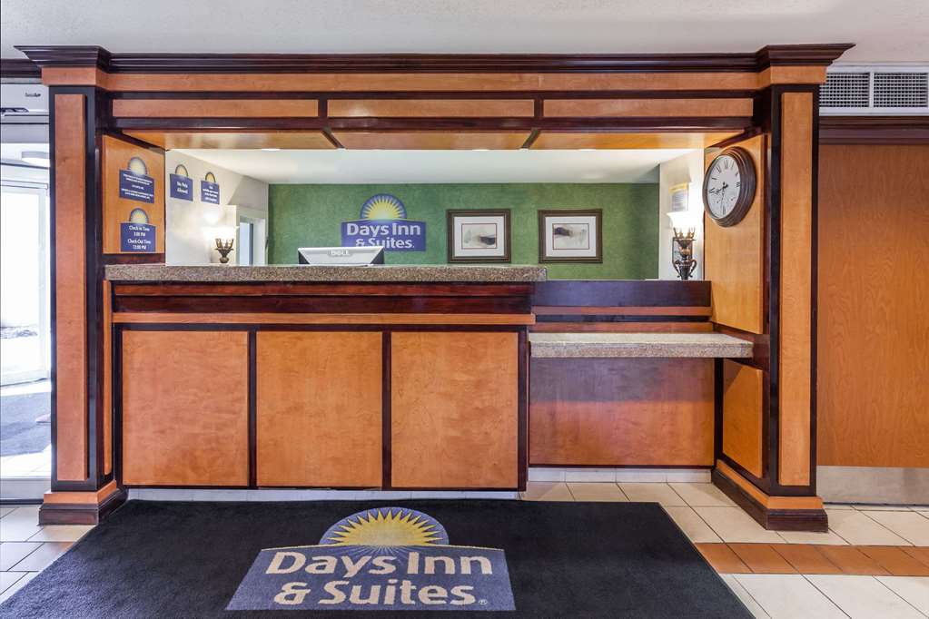 Days Inn & Suites Warren - thumb 1