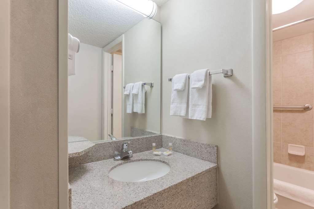 Days Inn & Suites Warren - thumb 5