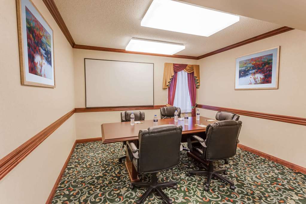 Days Inn & Suites Warren - thumb 7