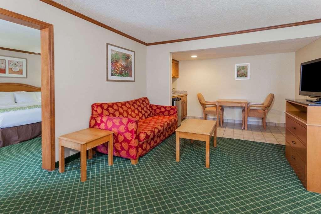 Days Inn & Suites Warren - thumb 8