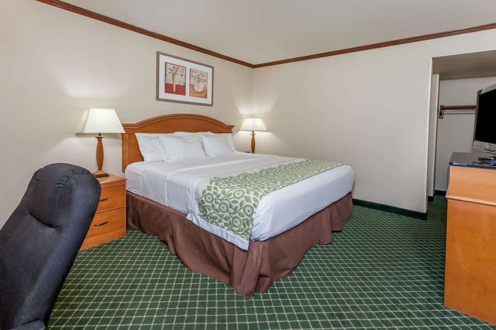 Days Inn & Suites Warren - thumb 9